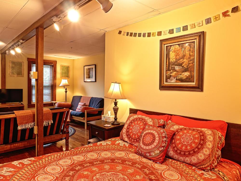 Deluxe Queen Room interior